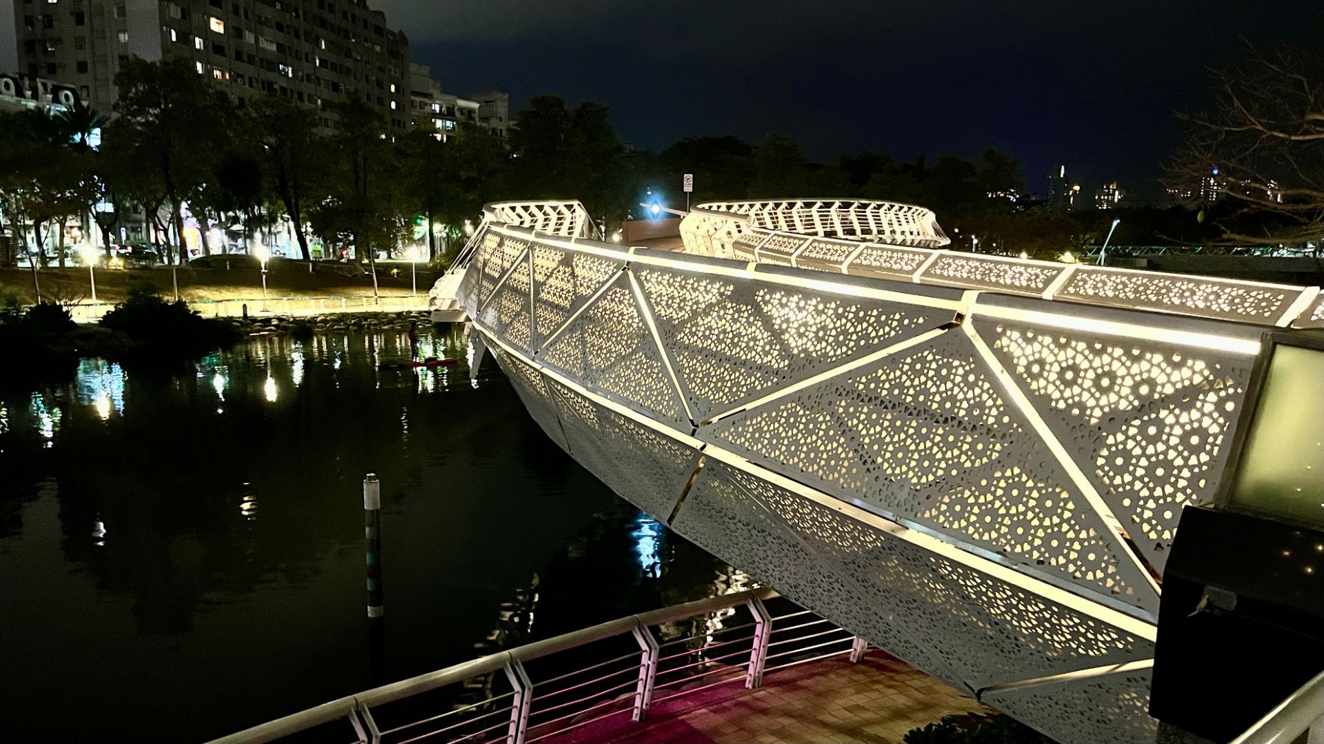 Pedestrian bridge over the large lake at Heart of Love River.