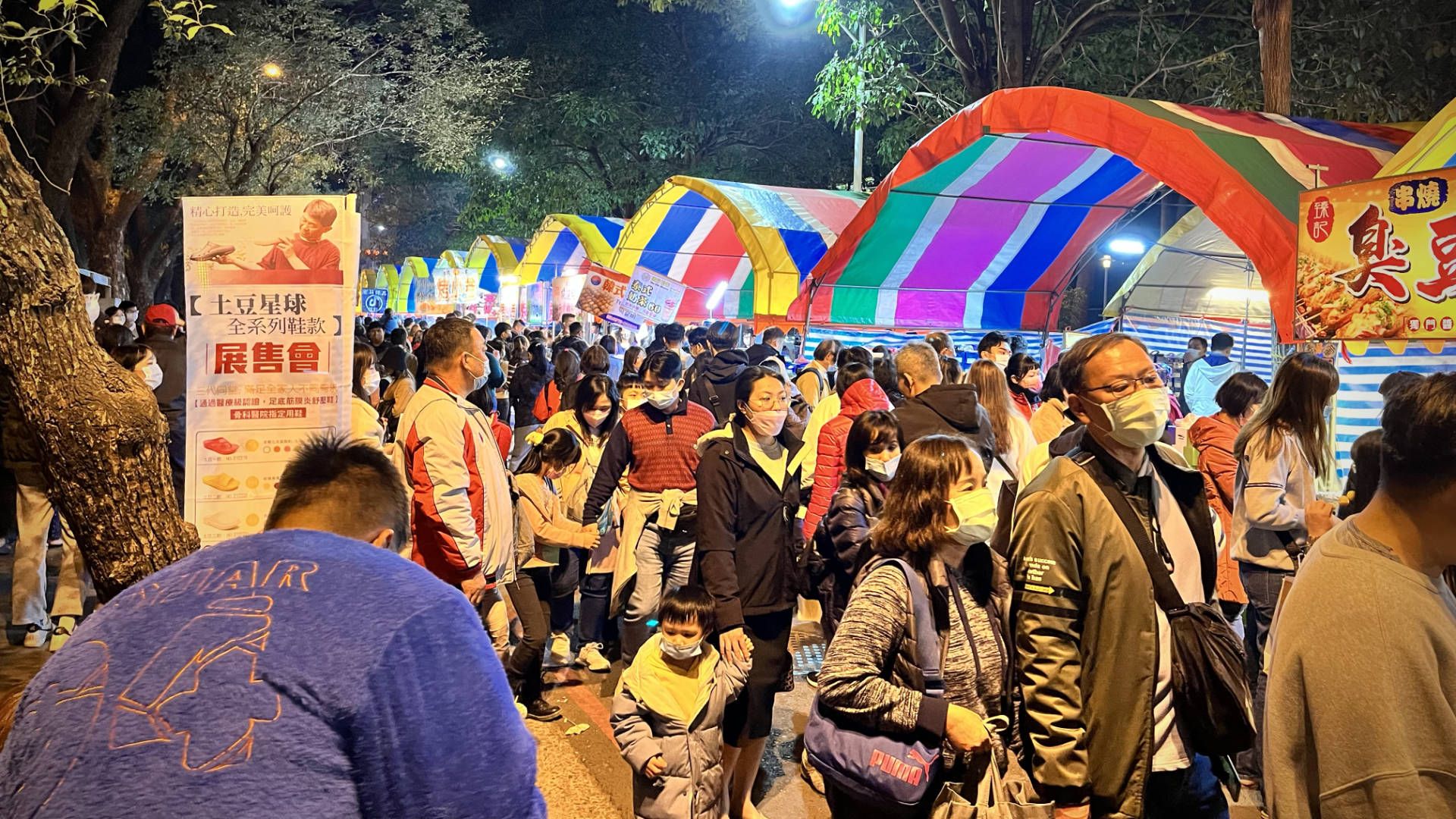 A crowded night market next to Lotus Pond.