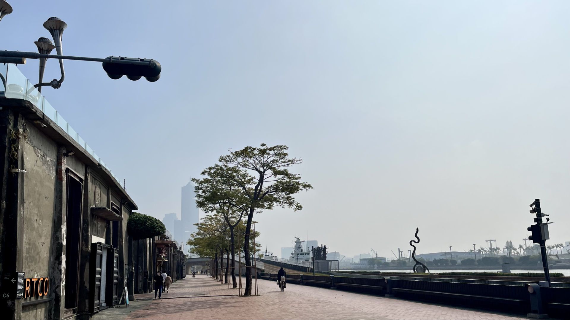 A near-empty boulevard next to the harbor.