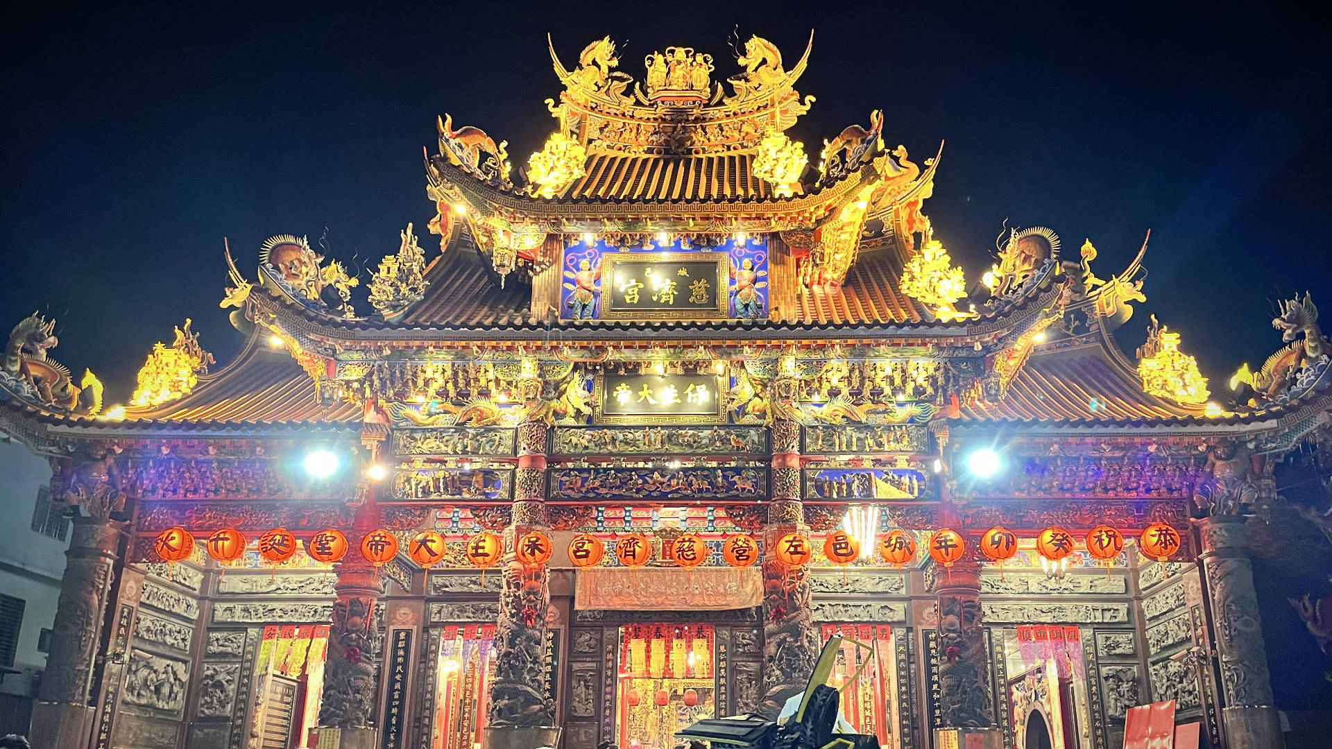 A temple across the road from the Dragon and Tiger Pagodas. Some yellow and black things can be seen in the foreground at the very bottom edge of the frame.