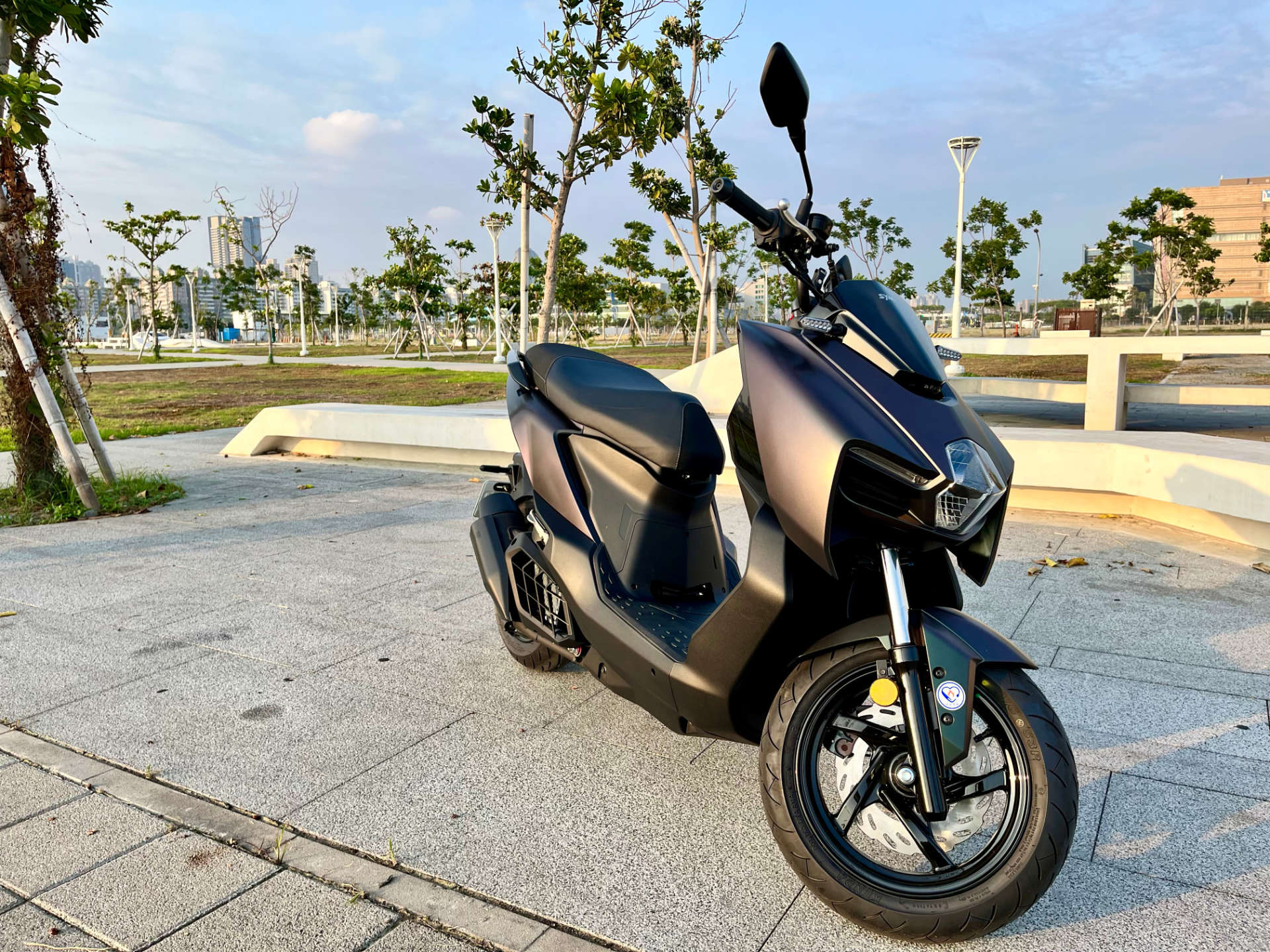 Front view of an SYM MMBCU scooter.