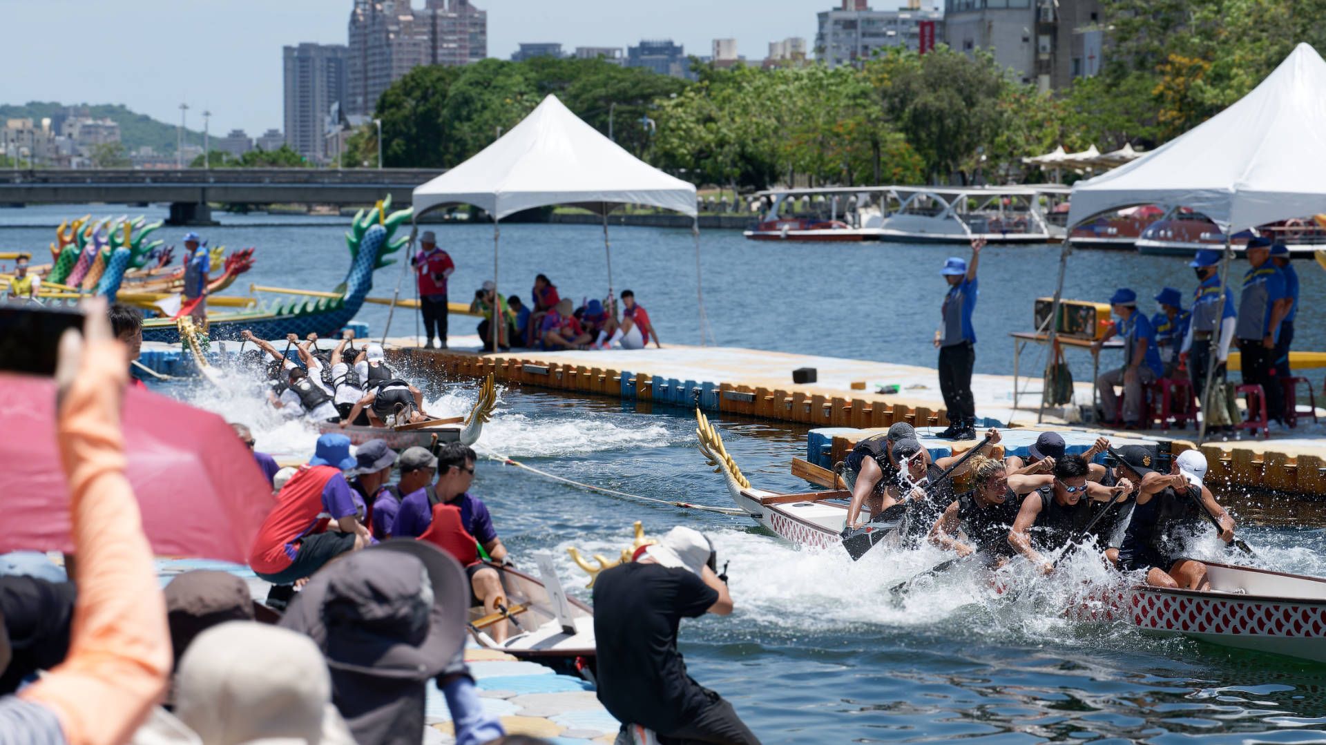 Two teams competing in a dragon boat tug of war.