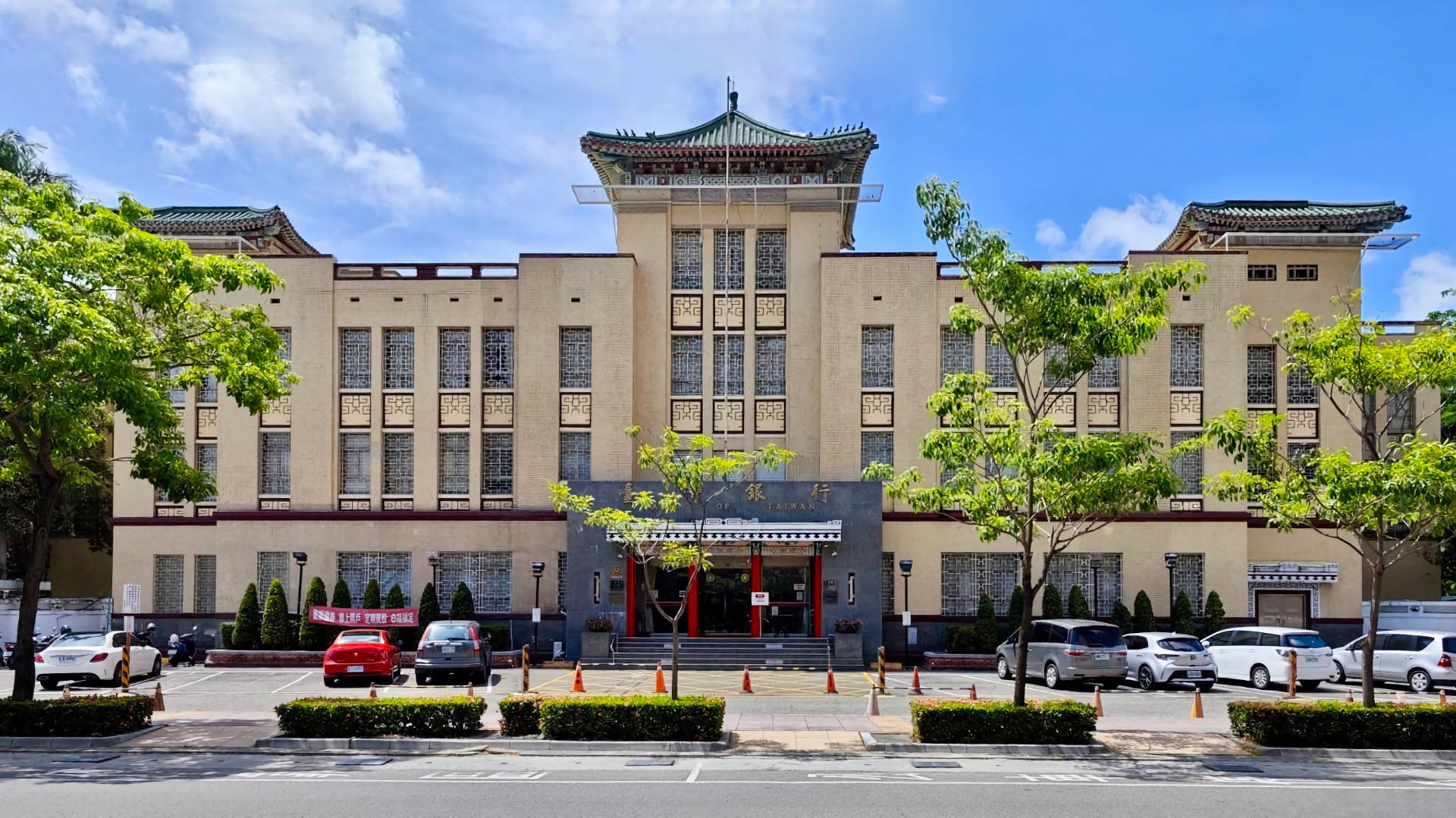The Kaohsiung branch of the Bank of Taiwan, an imposing three-story building.