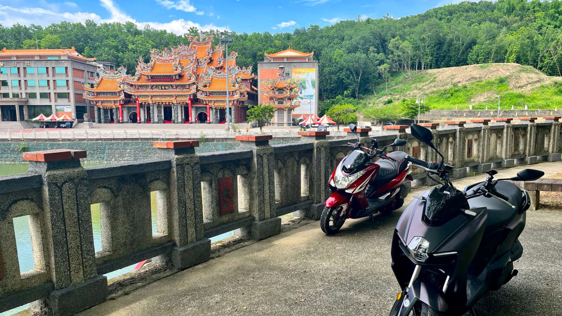 Neimen Shunxian Temple on the far side of a green lake.