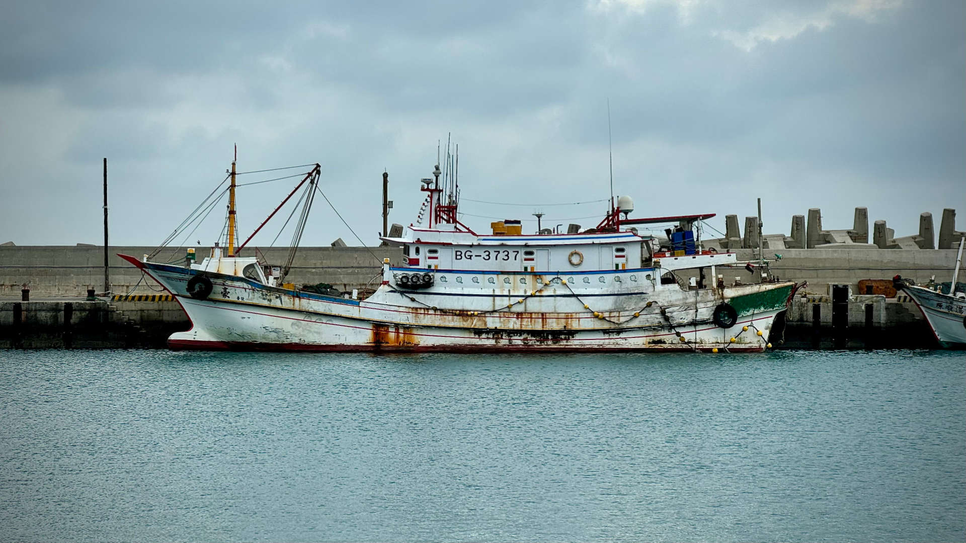 A fishing boat tied up at Wai-an Harbor.