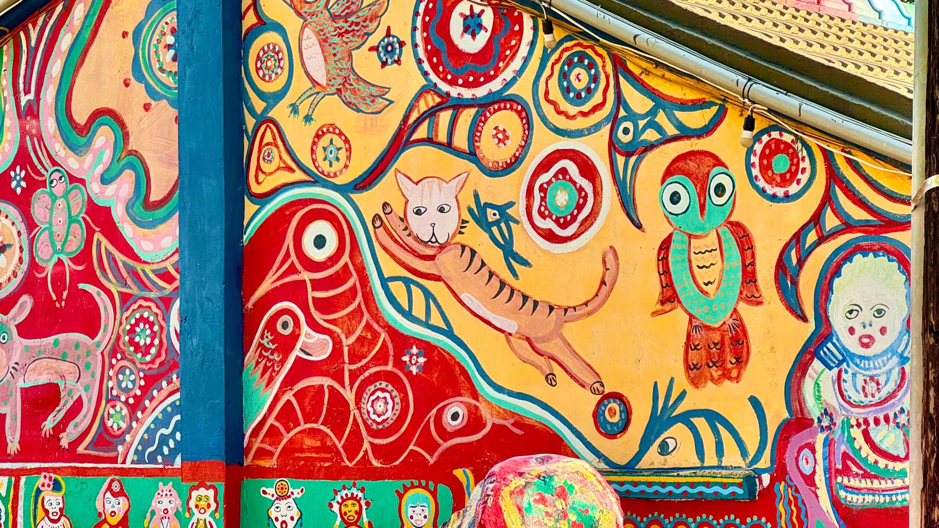 A wall of a building at Rainbow Village (彩虹眷村) in Taichung, Taiwan. Amongst the figures painted on this wall is a cartoonish Taiwan leopard cat.