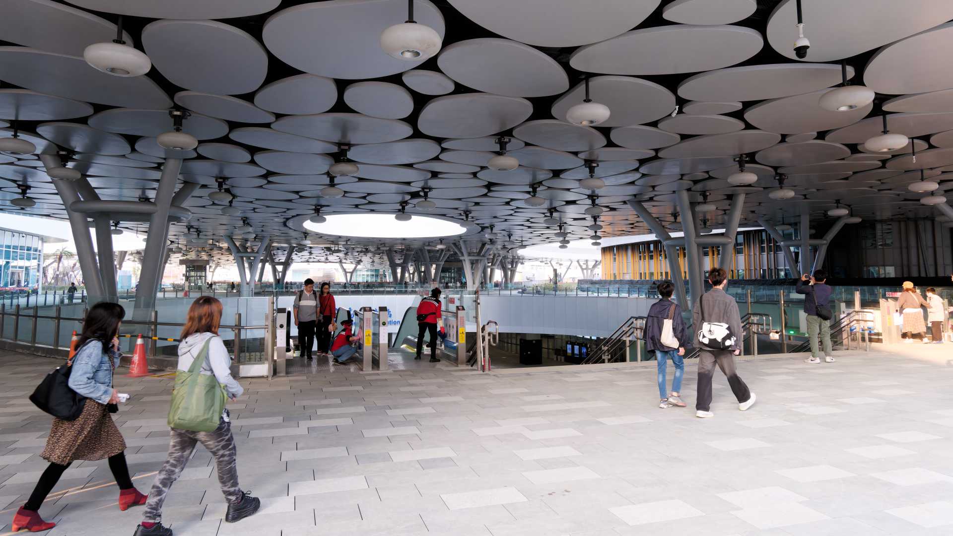 The southern entrance of the new Kaohsiung Station building, featuring an avant garde ceiling of flat pebble-shaped panels and hanging lamps, designed to evoke the idea of Chinese sky lanters.