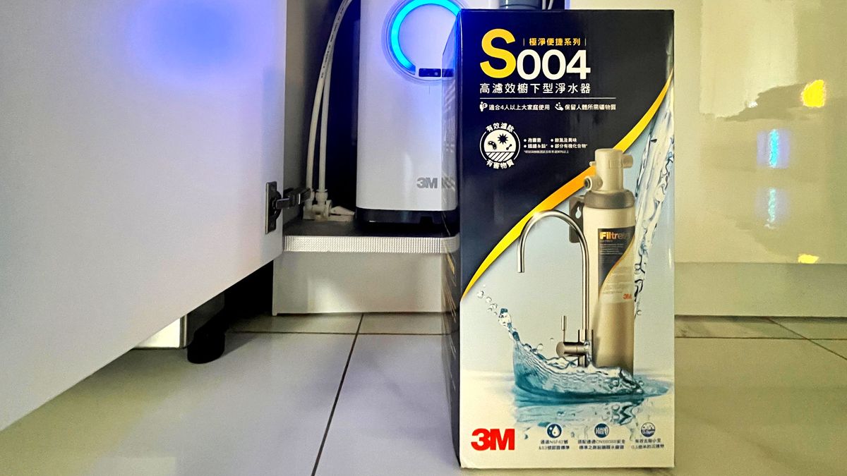 A box for a 3M ‘S0004’ water filter kit, on a tile floor in front of an under-bench water machine.