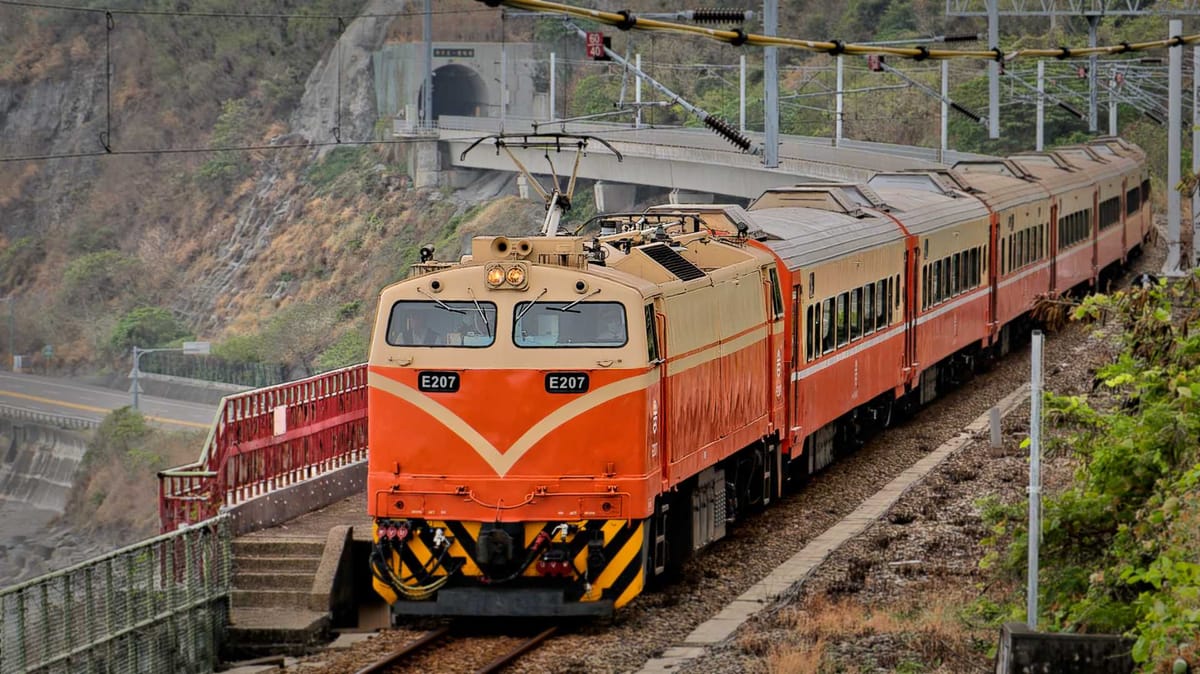 A Taiwan Railways Corporation train passing the clifftop platform at Duoliang Station.